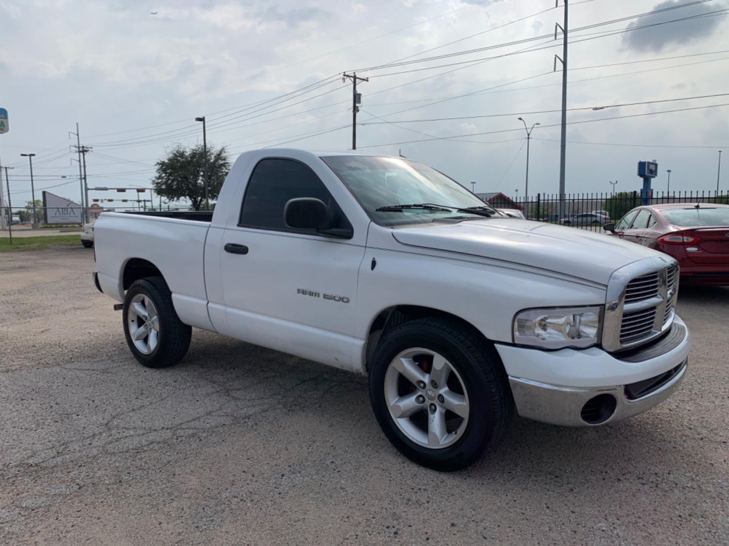 2004 White /Black Dodge Ram 1500 Laramie 2WD (1D7HA16N44J) with an 4.7L V8 SOHC 16V engine, Automatic transmission, located at 1830 North Belt Line Road, Irving, TX, 75061, (469) 524-0199, 32.834373, -96.993584 - Photo#8